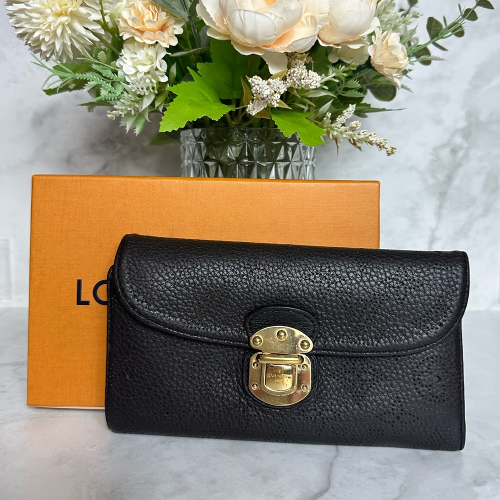 🔥 LOUIS VUITTON MAHINA LEATHER BLACK AMELIA WALLET🔥 - Picture 3 of 11